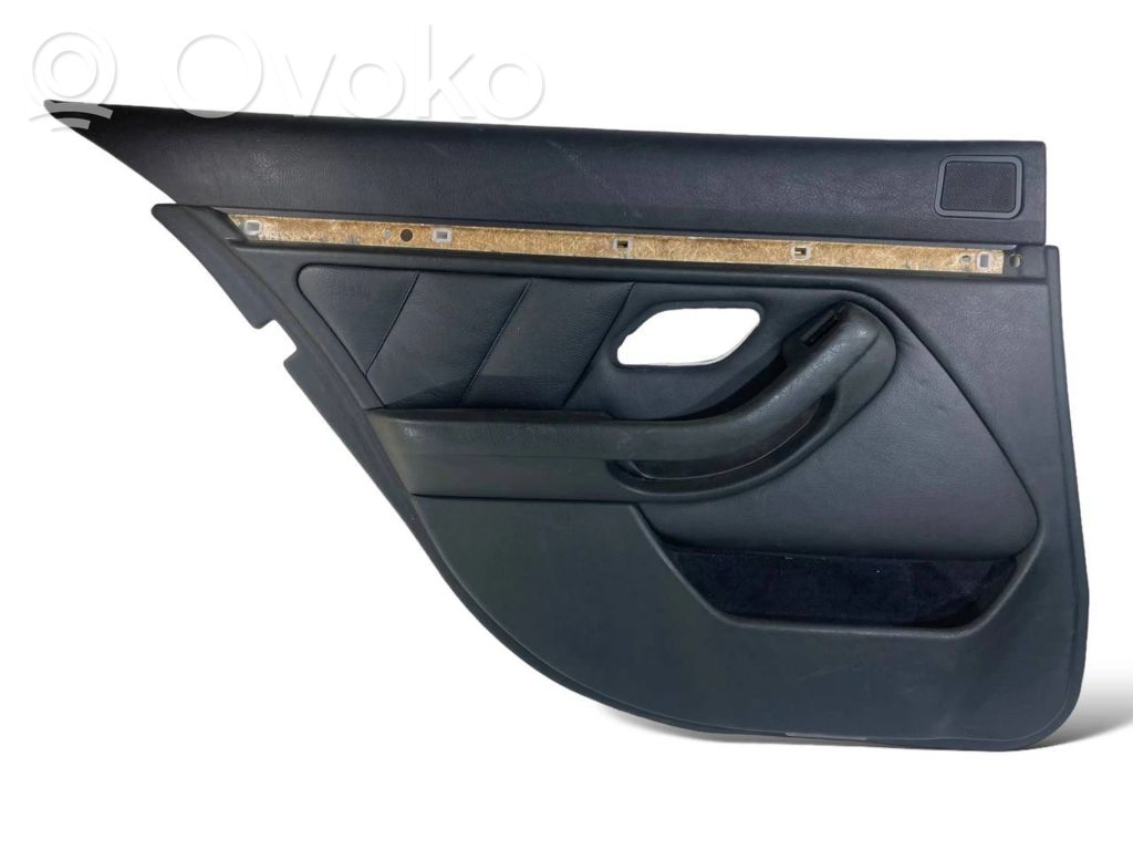 Apšuvums aizmugurējām durvīm