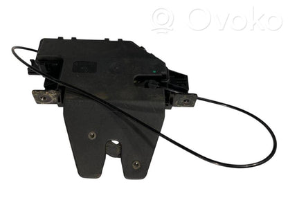 Aizmugurējā pārsega slēdzene