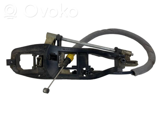 Priekšpusē turētājs / kronšteins ārējam atvēršanas rokturim