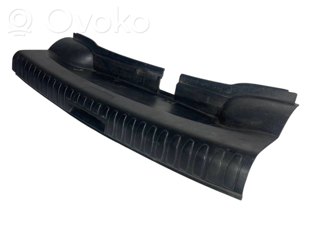 Bagāžnieka sliekšņa dekoratīvā apdare