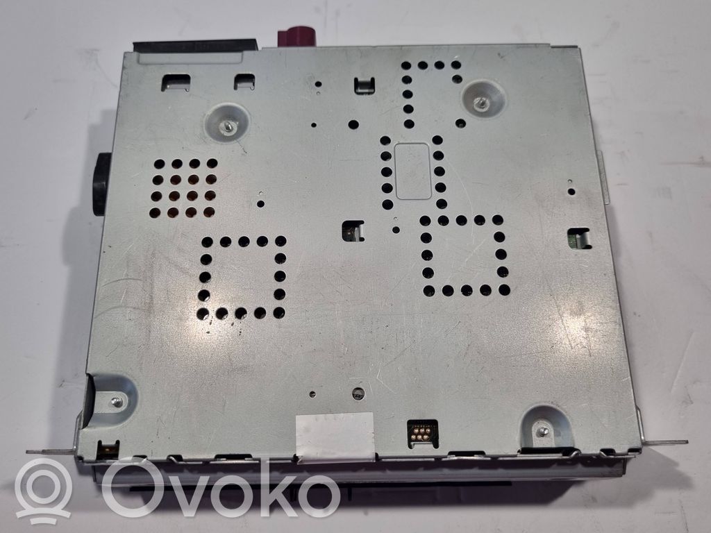 Radio / CD/DVD atskaņotājs / navigācija