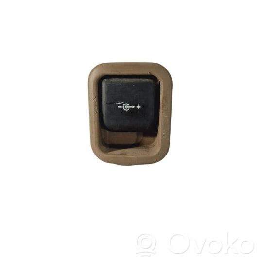 12 V ligzda (aizmugure)