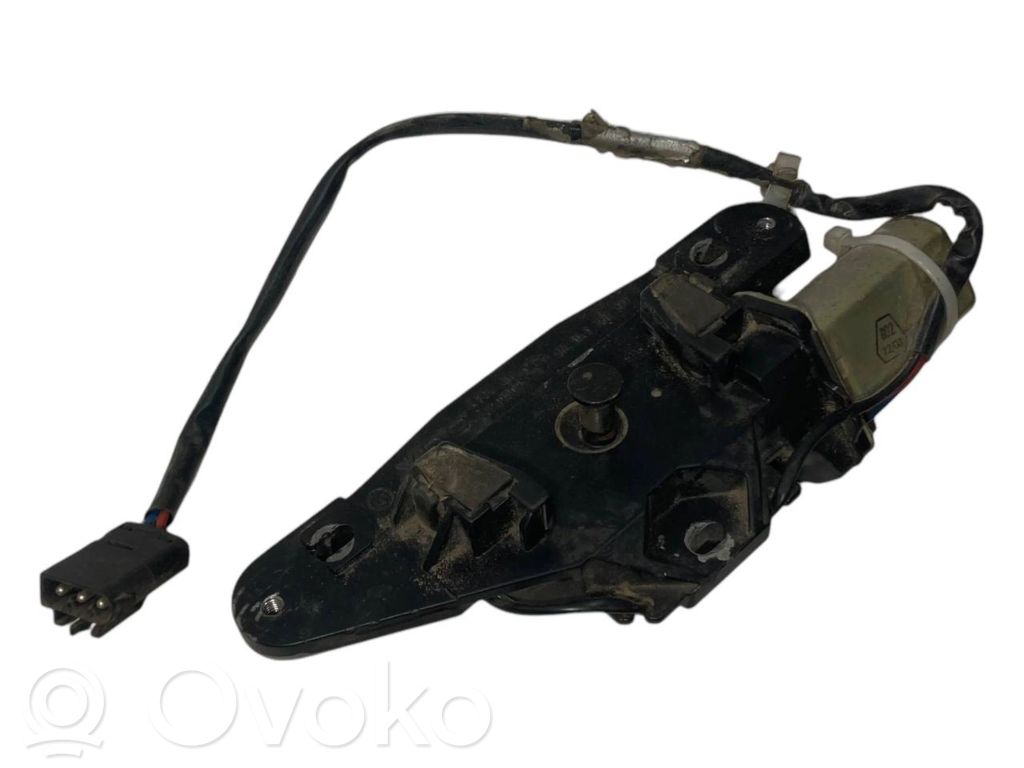 Aizmugurējā pārsega pievilcējs