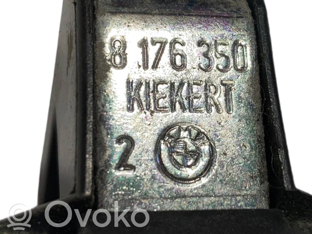 Priekšpusē slēdzenes cilpa