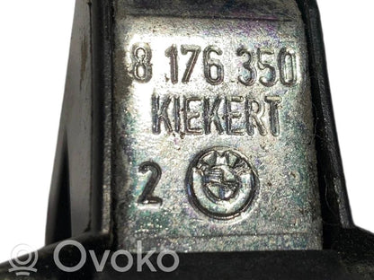 Priekšpusē slēdzenes cilpa