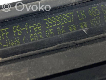 Priekšpusē durvju dekoratīvā apdare (moldings)