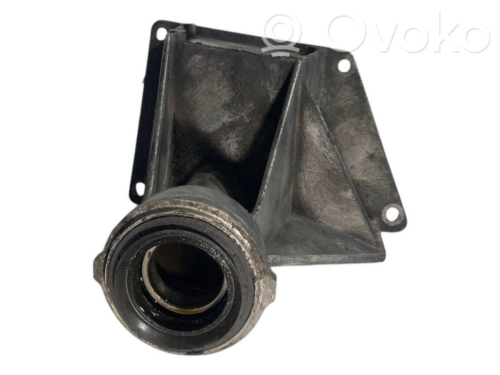 Pusass sakabes gultņa stiprinājums