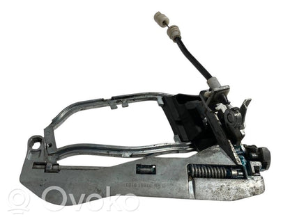 Priekšpusē turētājs / kronšteins ārējam atvēršanas rokturim