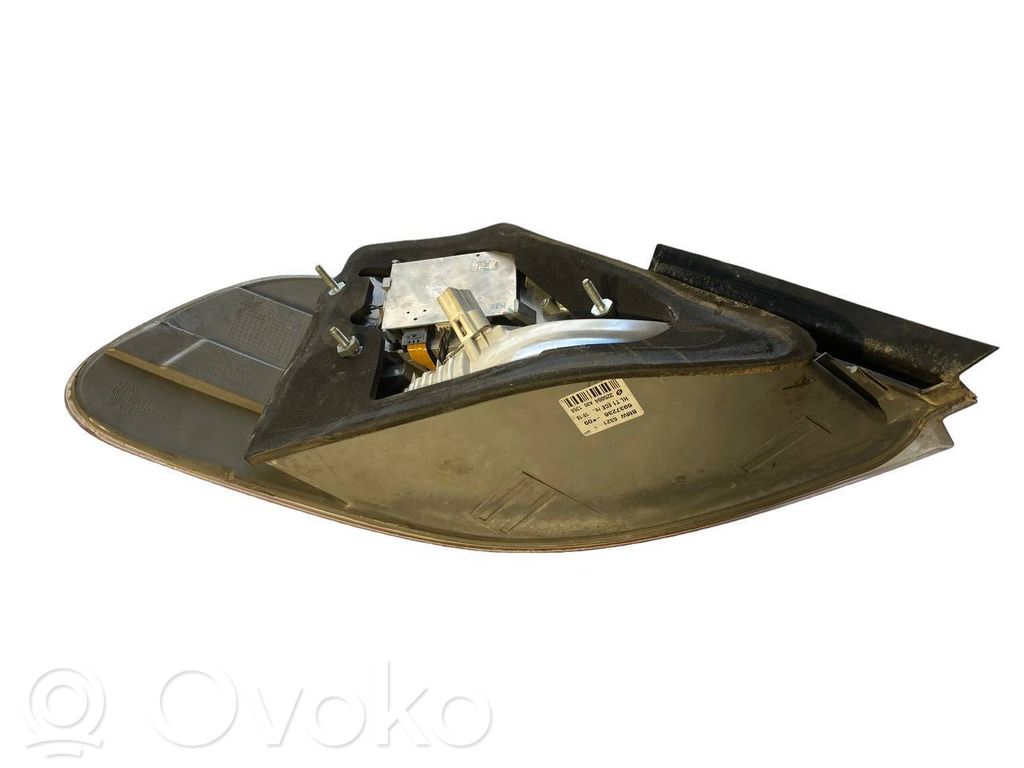 Aizmugurējais lukturis virsbūvē