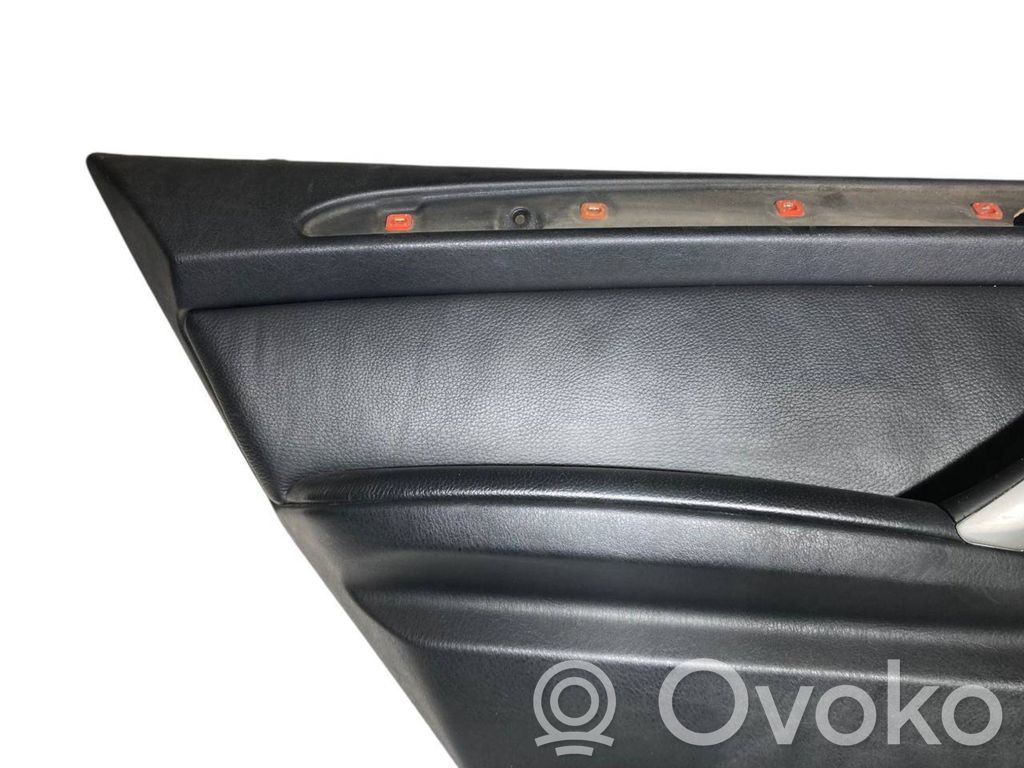 Apšuvums aizmugurējām durvīm