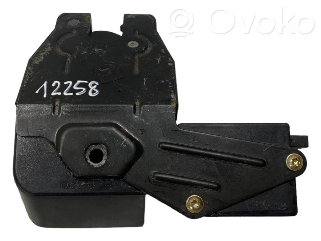 Aizmugurējā pārsega slēdzene