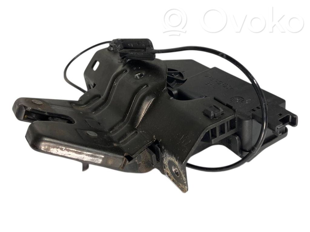 Aizmugurējā pārsega slēdzene