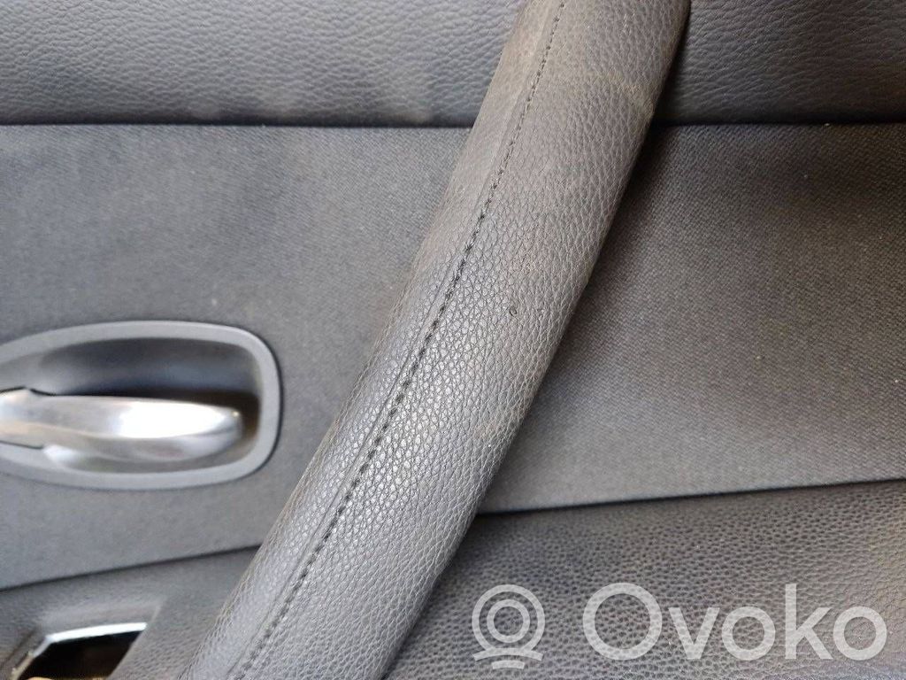 Apšuvums aizmugurējām durvīm