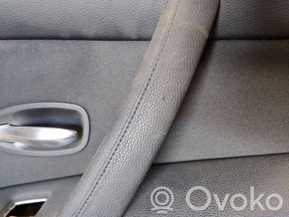 Apšuvums aizmugurējām durvīm