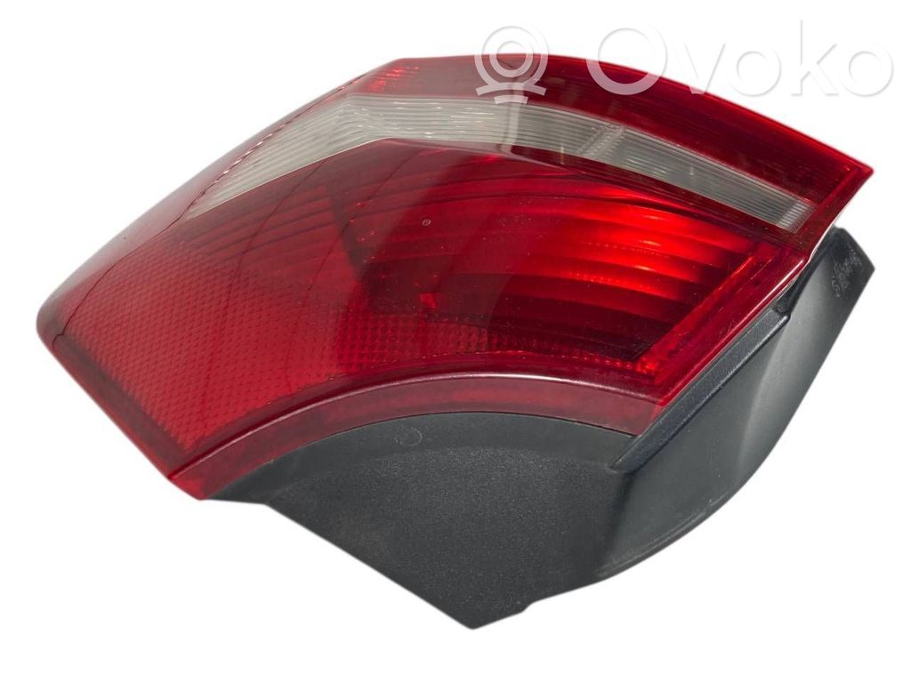 Aizmugurējais lukturis virsbūvē