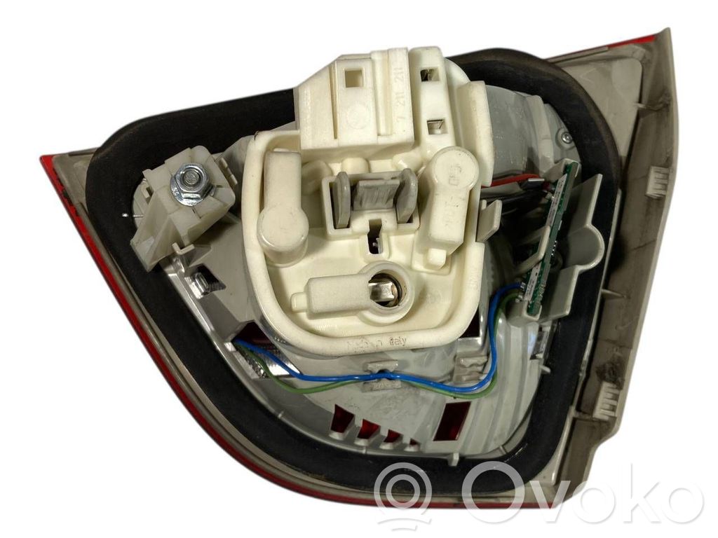 Aizmugurējais lukturis pārsegā