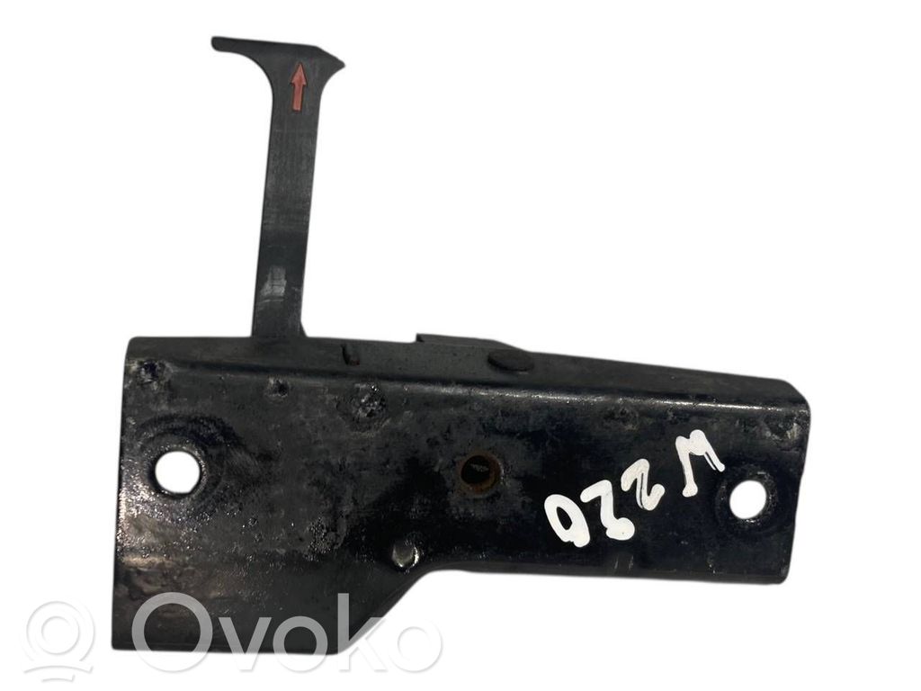 Dzinēja pārsega slēdzene