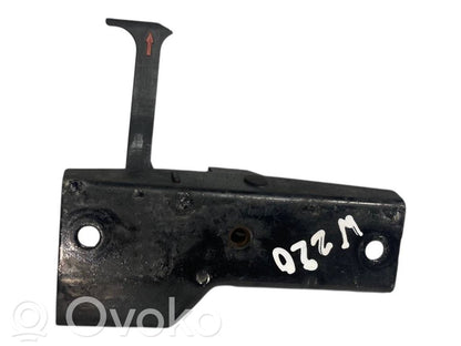 Dzinēja pārsega slēdzene