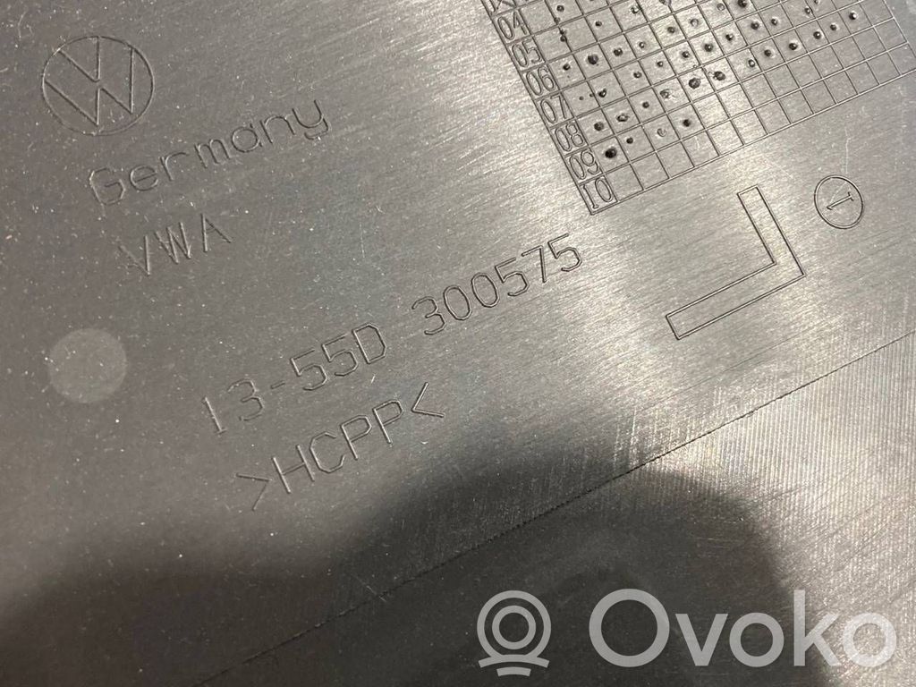 (B) statņa dekoratīvā apdare (apakšdaļa)