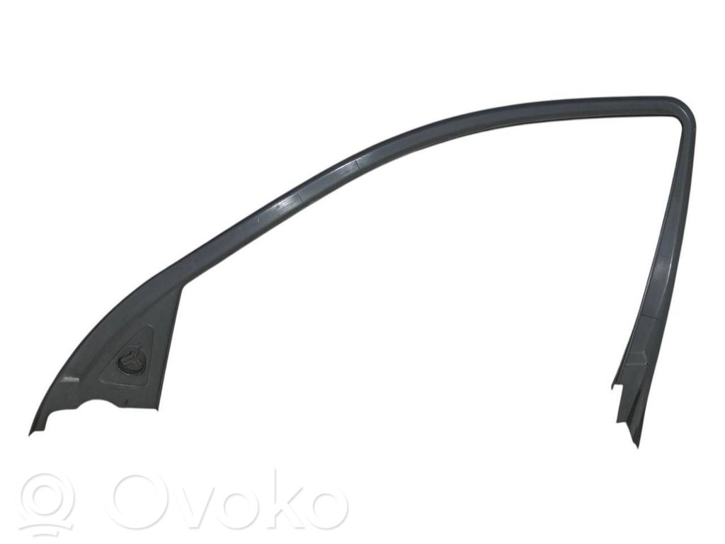 Priekšpusē durvju stikla rāmis