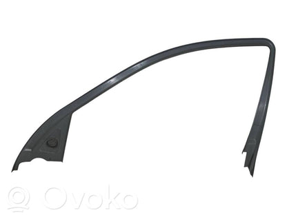 Priekšpusē durvju stikla rāmis