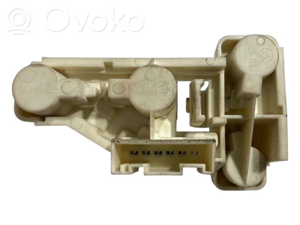 Держатель крышки заднего фонаря