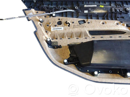 Apšuvums aizmugurējām durvīm