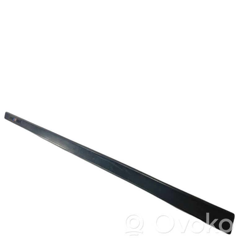 Priekšpusē durvju dekoratīvā apdare (moldings)