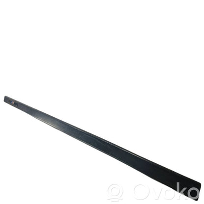 Priekšpusē durvju dekoratīvā apdare (moldings)