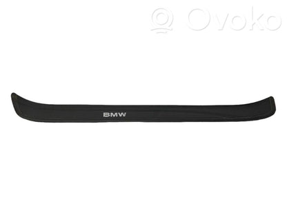 Priekšējā sliekšņa dekoratīvā apdare (iekšējā)