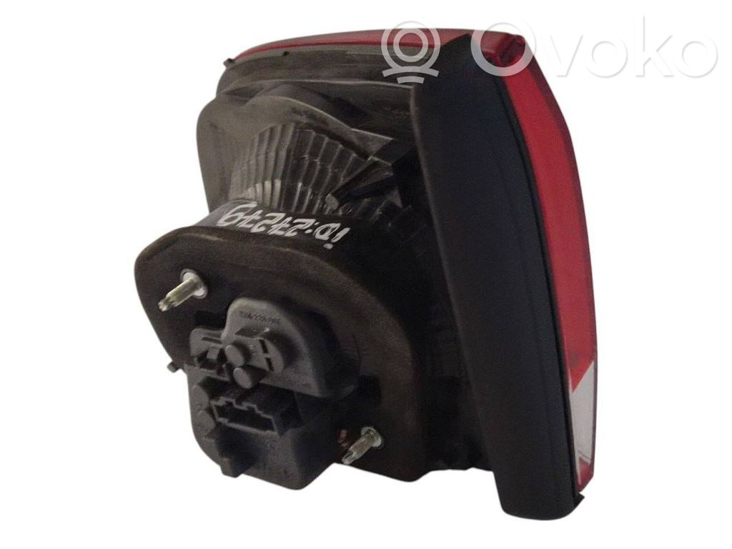 Aizmugurējais lukturis pārsegā