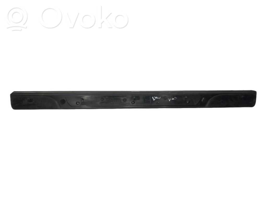 Priekšējā sliekšņa dekoratīvā apdare (iekšējā)