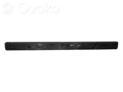 Priekšējā sliekšņa dekoratīvā apdare (iekšējā)