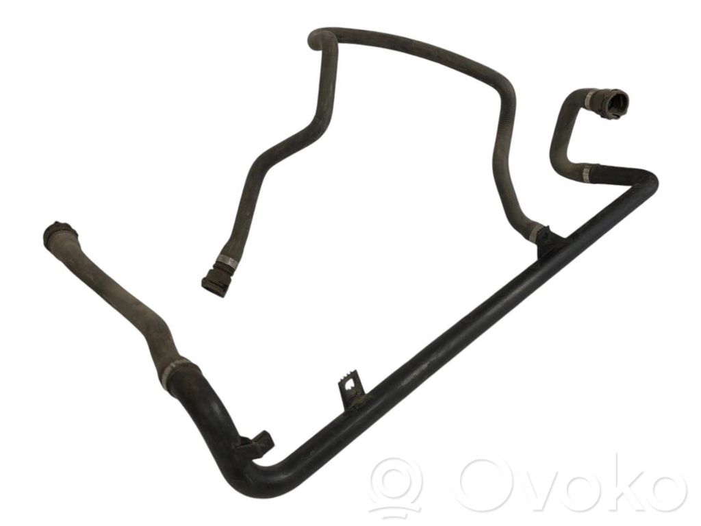 Caurulīte (-es) / šļūtene (-es)