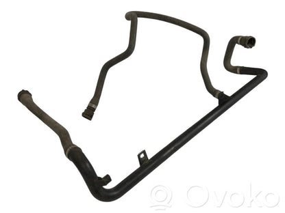 Caurulīte (-es) / šļūtene (-es)