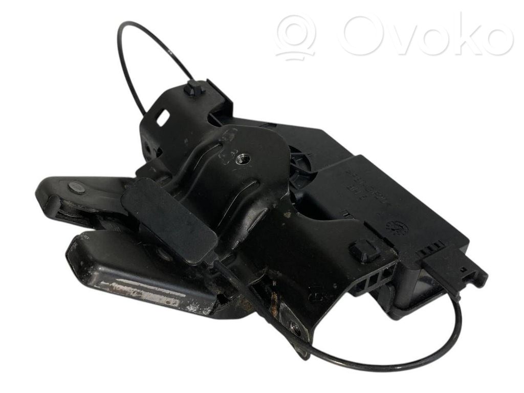 Aizmugurējā pārsega slēdzene