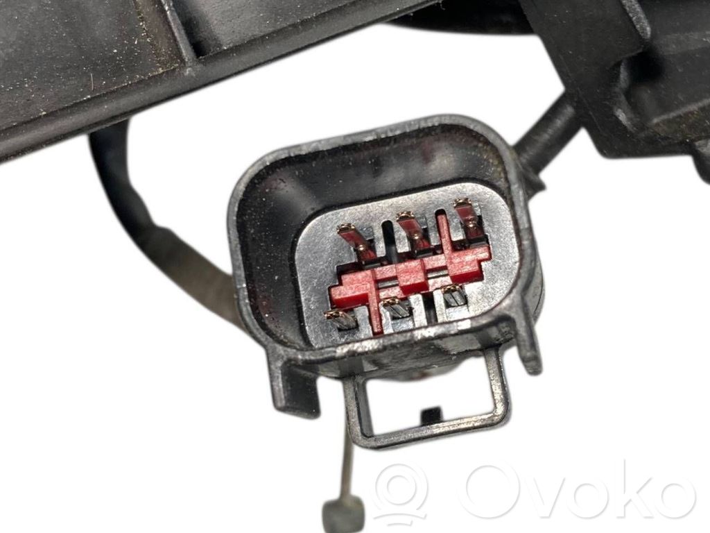 Priekšpusē turētājs / kronšteins ārējam atvēršanas rokturim