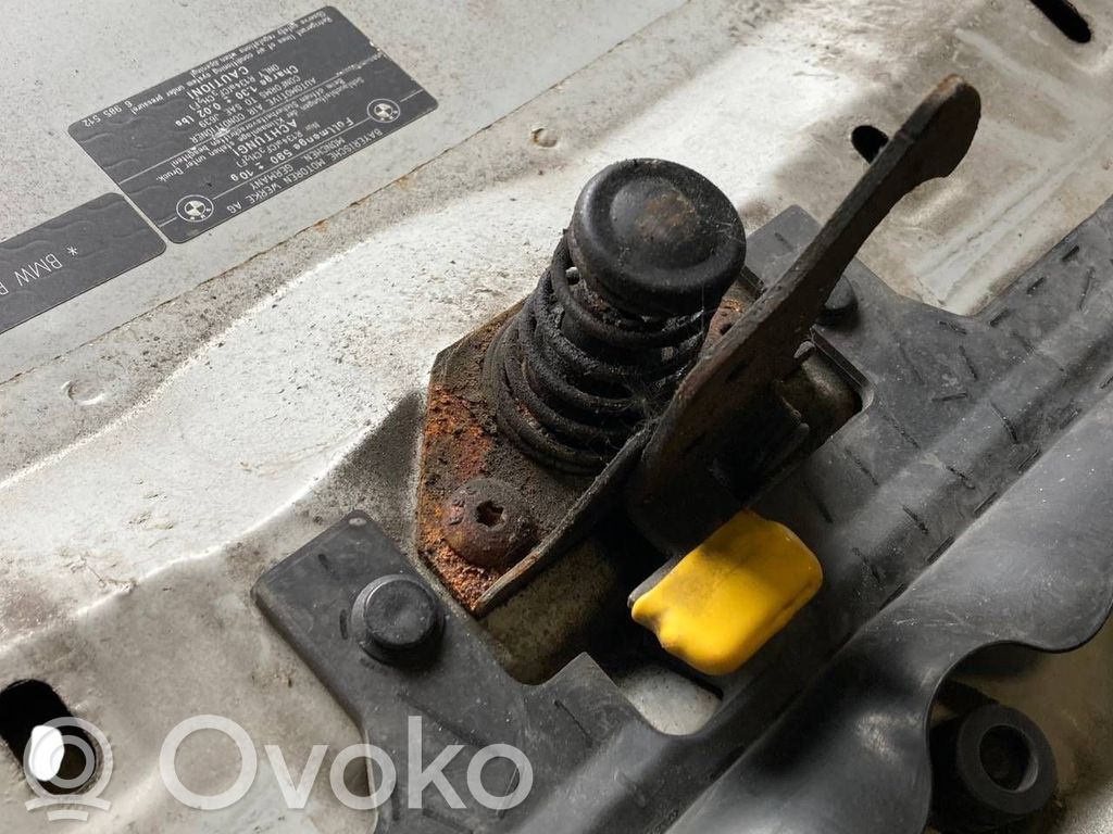 Dzinēja pārsegs (vāks)