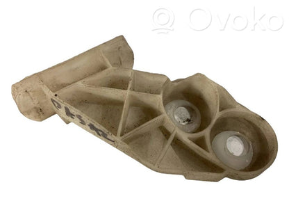 Priekšpusē bampera turētājs