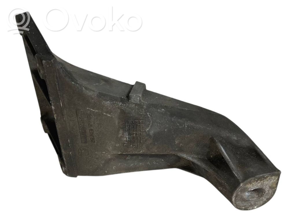 Engine mounting bracket