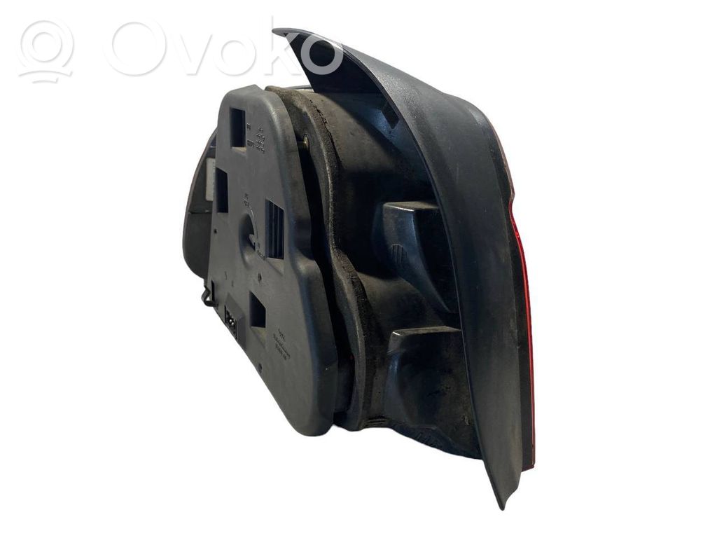 Aizmugurējais lukturis virsbūvē