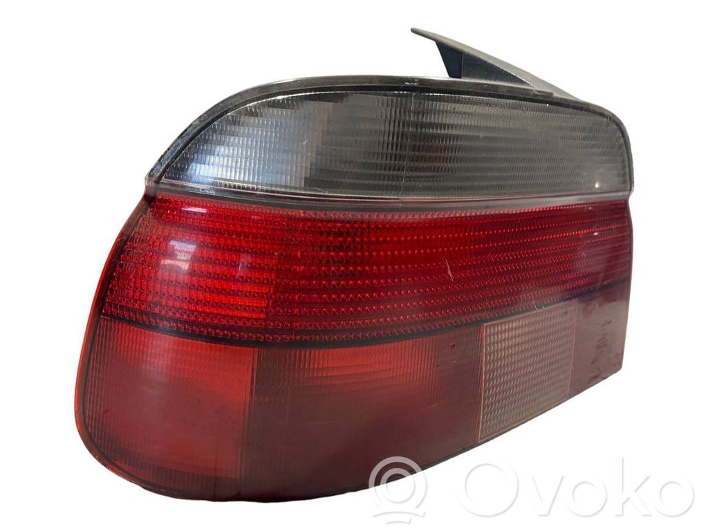 Aizmugurējais lukturis virsbūvē