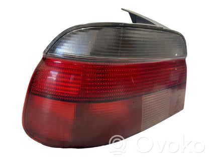 Aizmugurējais lukturis virsbūvē