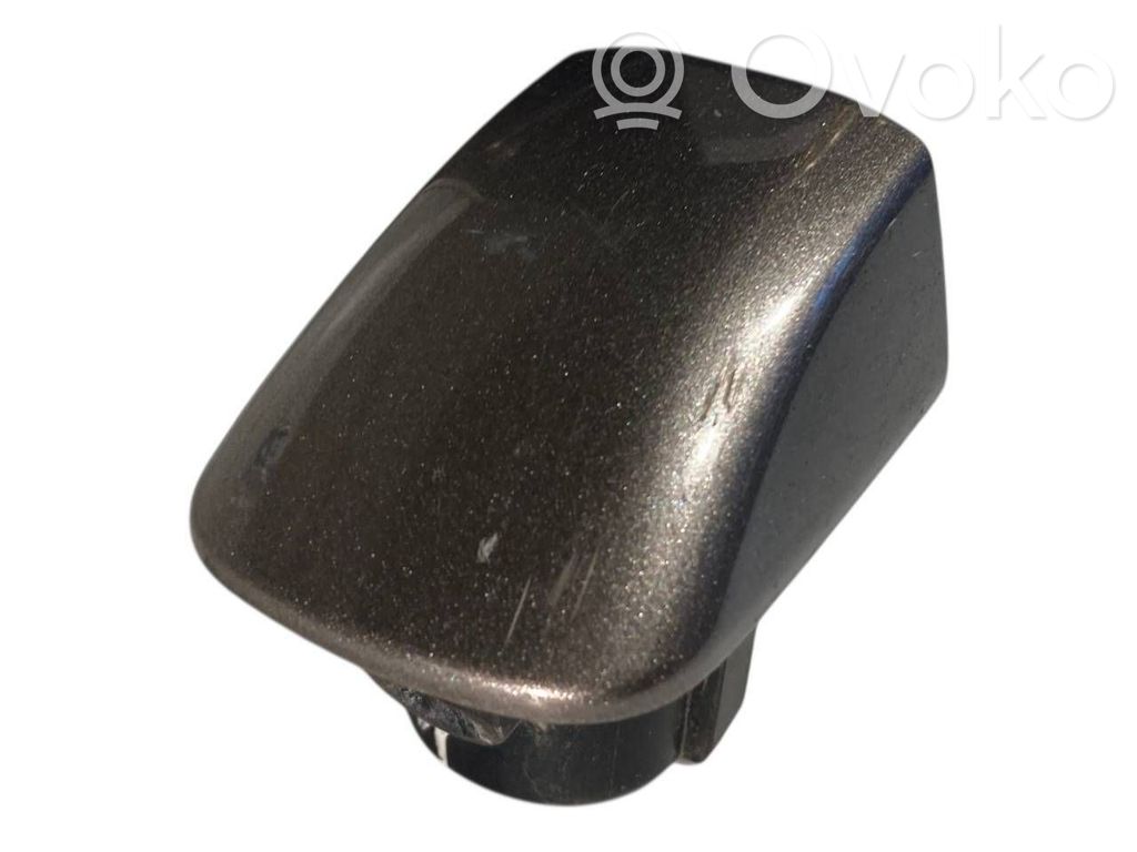 Aizmugurē durvju roktura vāciņš