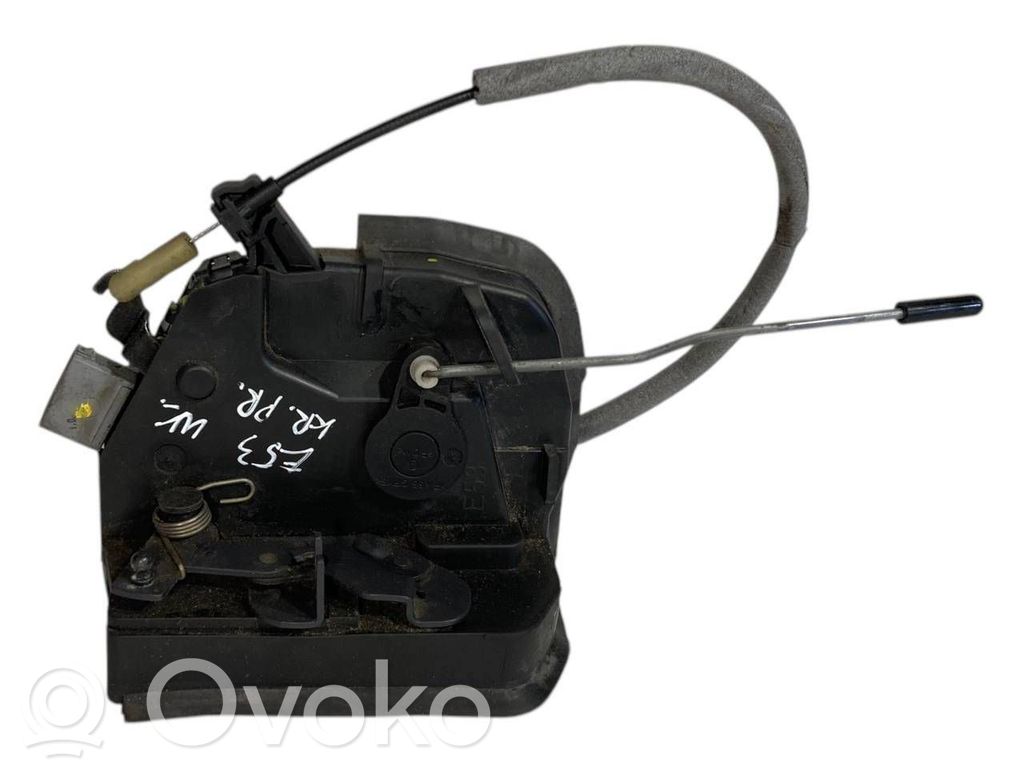 Priekšpusē slēdzene