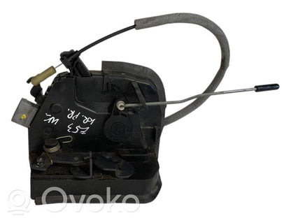 Priekšpusē slēdzene