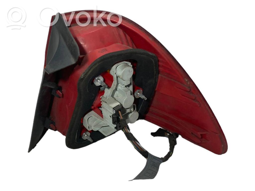 Aizmugurējais lukturis virsbūvē