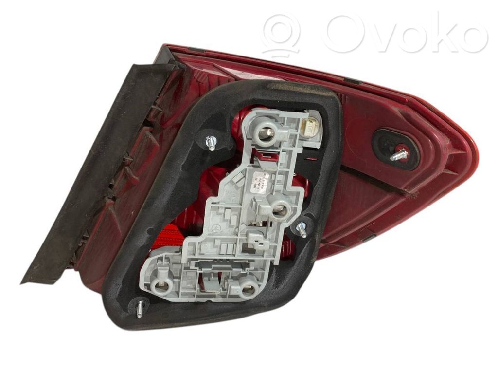 Aizmugurējais lukturis virsbūvē