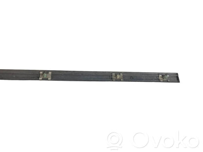 Priekšpusē durvju dekoratīvā apdare (moldings)