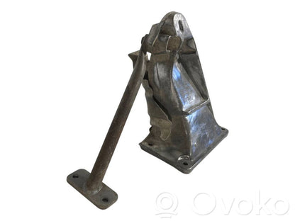 Engine mounting bracket
